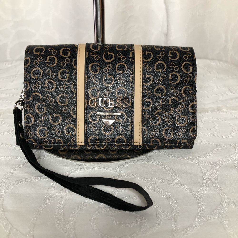 Guess Factory Nichola Black and Tan Logo Smartphone Wristlet. Faux leather.